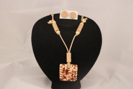 Medalhão de cerâmica regulavel com brinco.