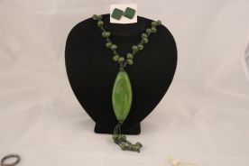 Colar bisnaguinha cor verde com brinco.