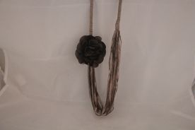Colar com fita de ceda com flor.