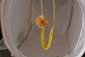 Colar de fita de algodão amarelo.